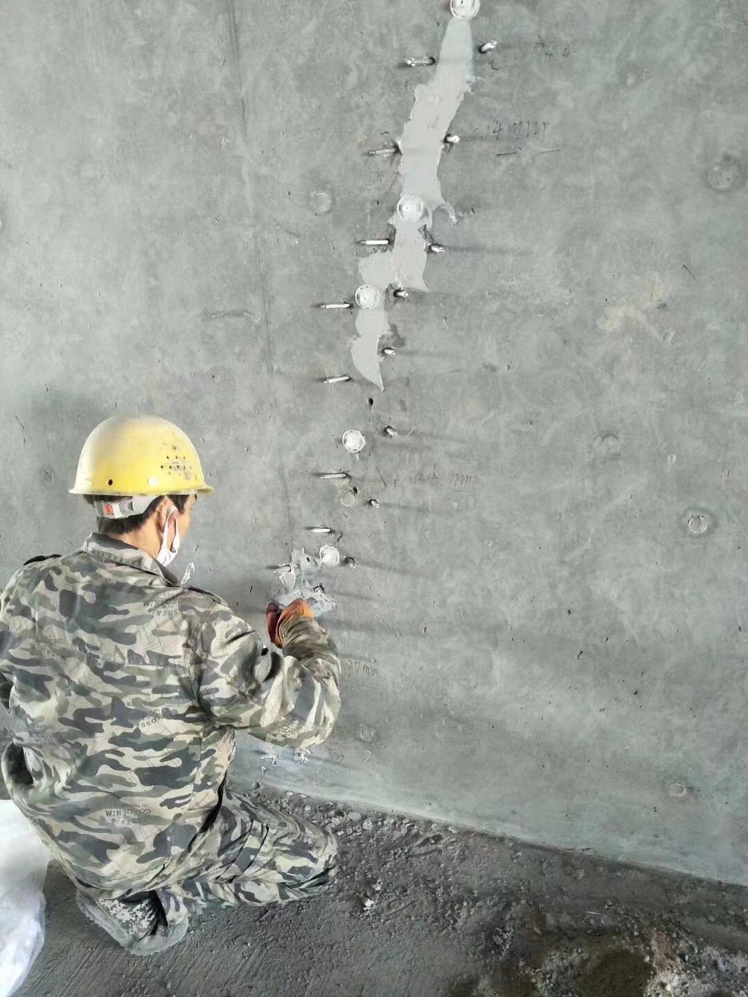 措勤混凝土楼板裂缝加固施工的方案